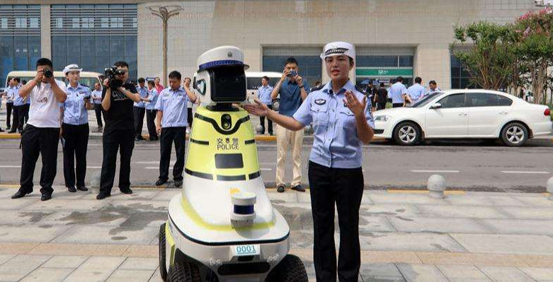 人工智能警察机器人，未来警务的新趋势与挑战